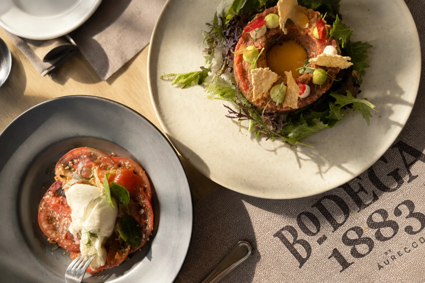 Tartar 1883 y Burrata di Pirque — platos firma de la carta