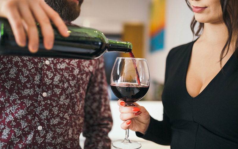 O que é uma degustação de vinhos às cegas e quais suas etapas?